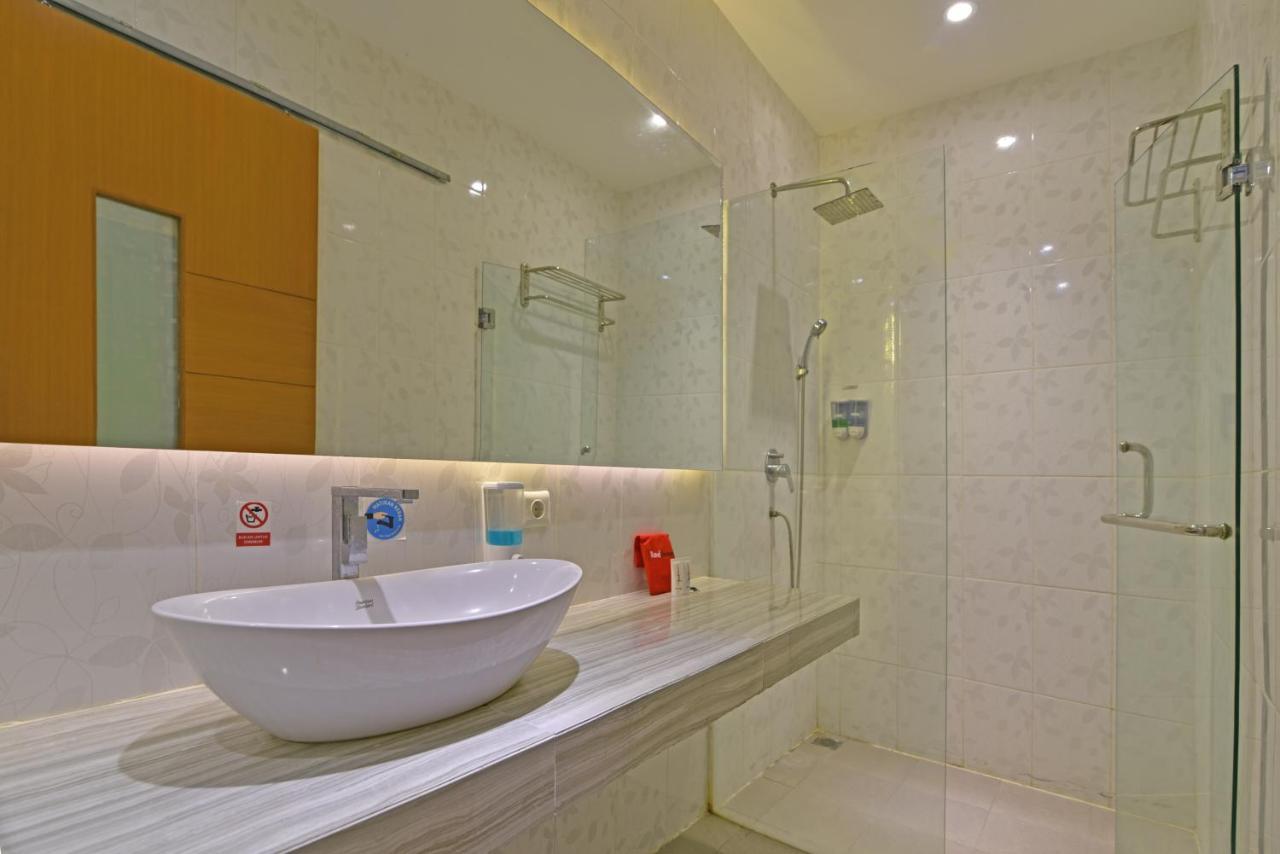 Reddoorz Plus @ Mahendradatta Denpasar Экстерьер фото
