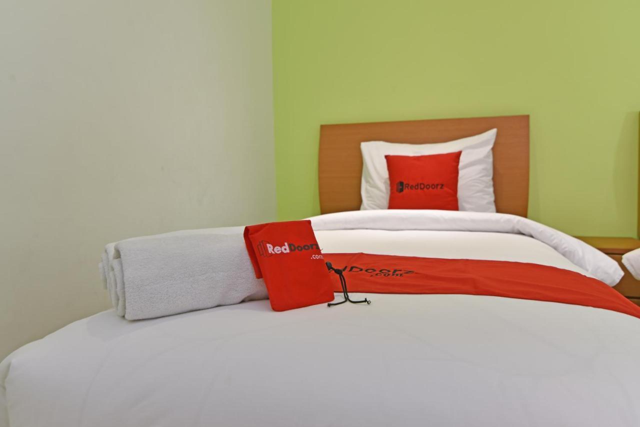 Reddoorz Plus @ Mahendradatta Denpasar Экстерьер фото